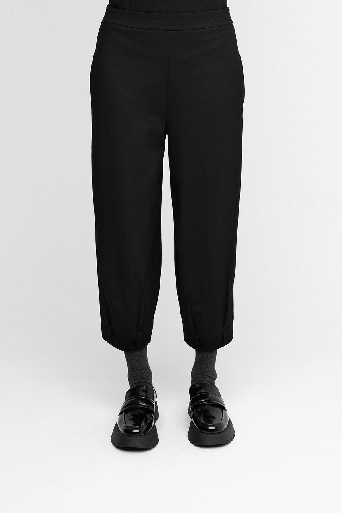 OZAI N KU Basic Pintuck Barrel Trouser