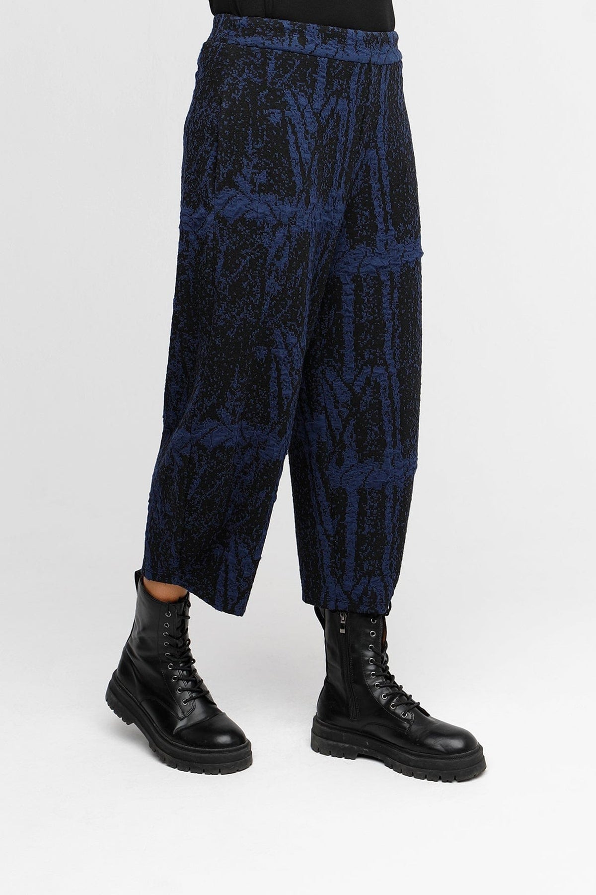 OZAI N KU Textured Trouser