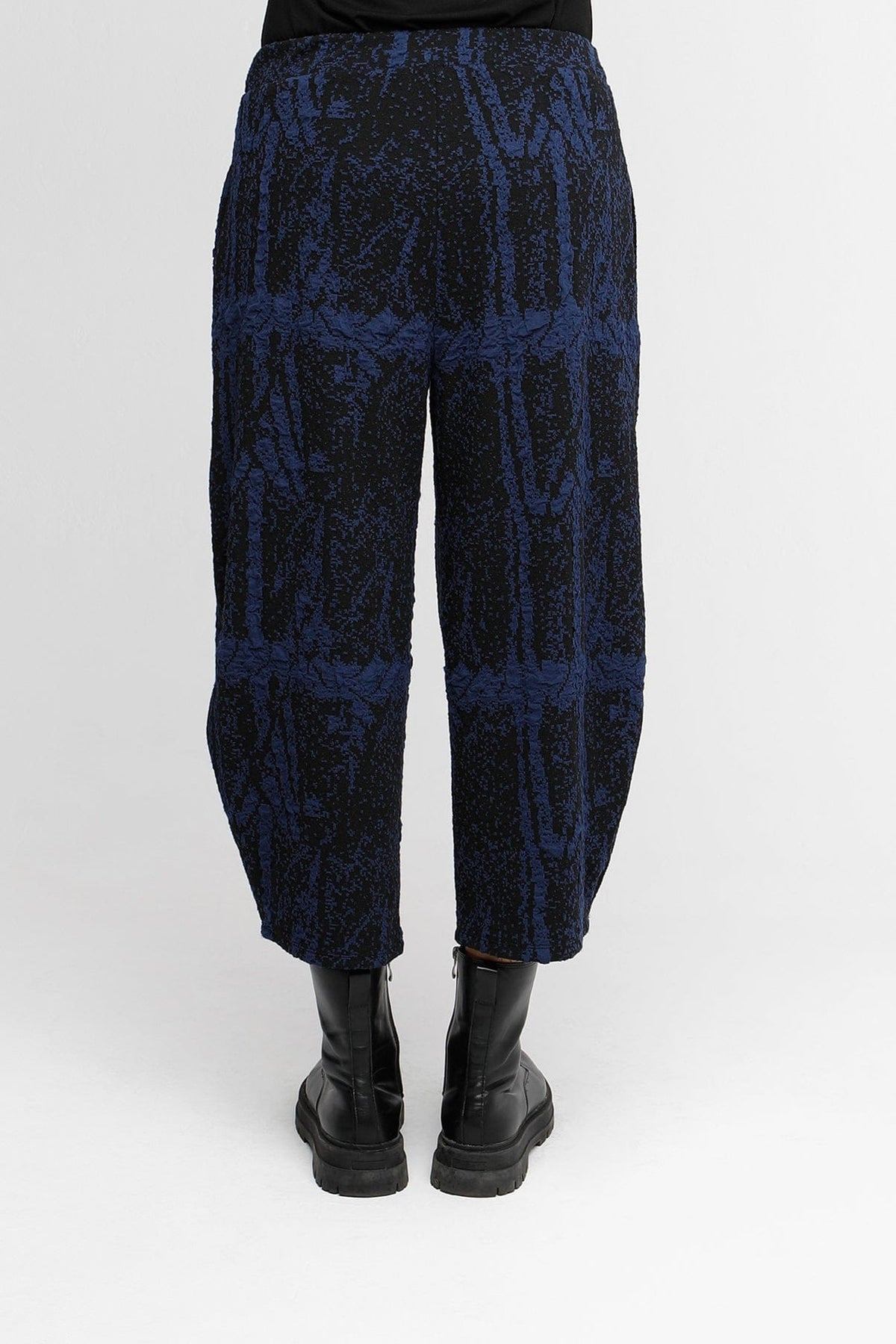 OZAI N KU Textured Trouser