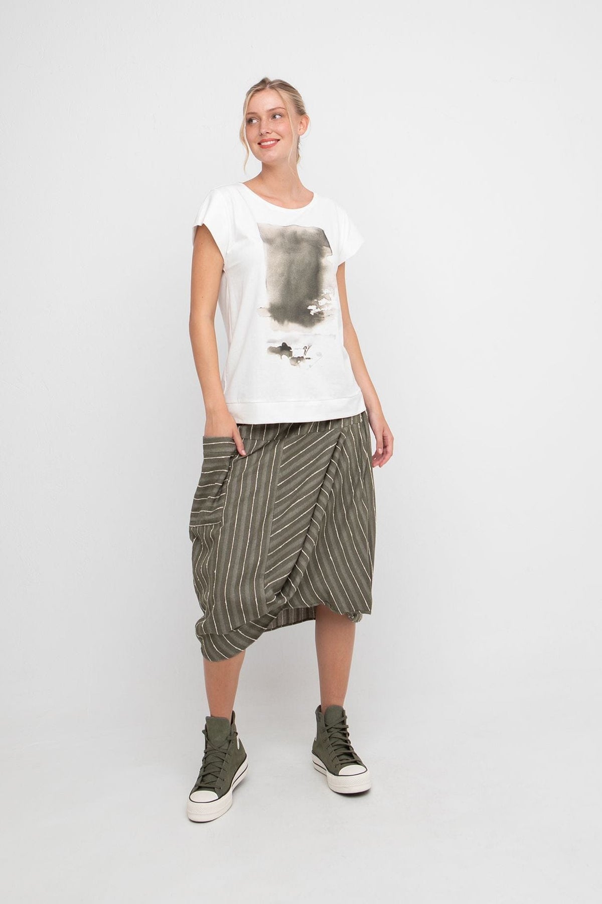 OZAI N KU Front Print T-Shirt