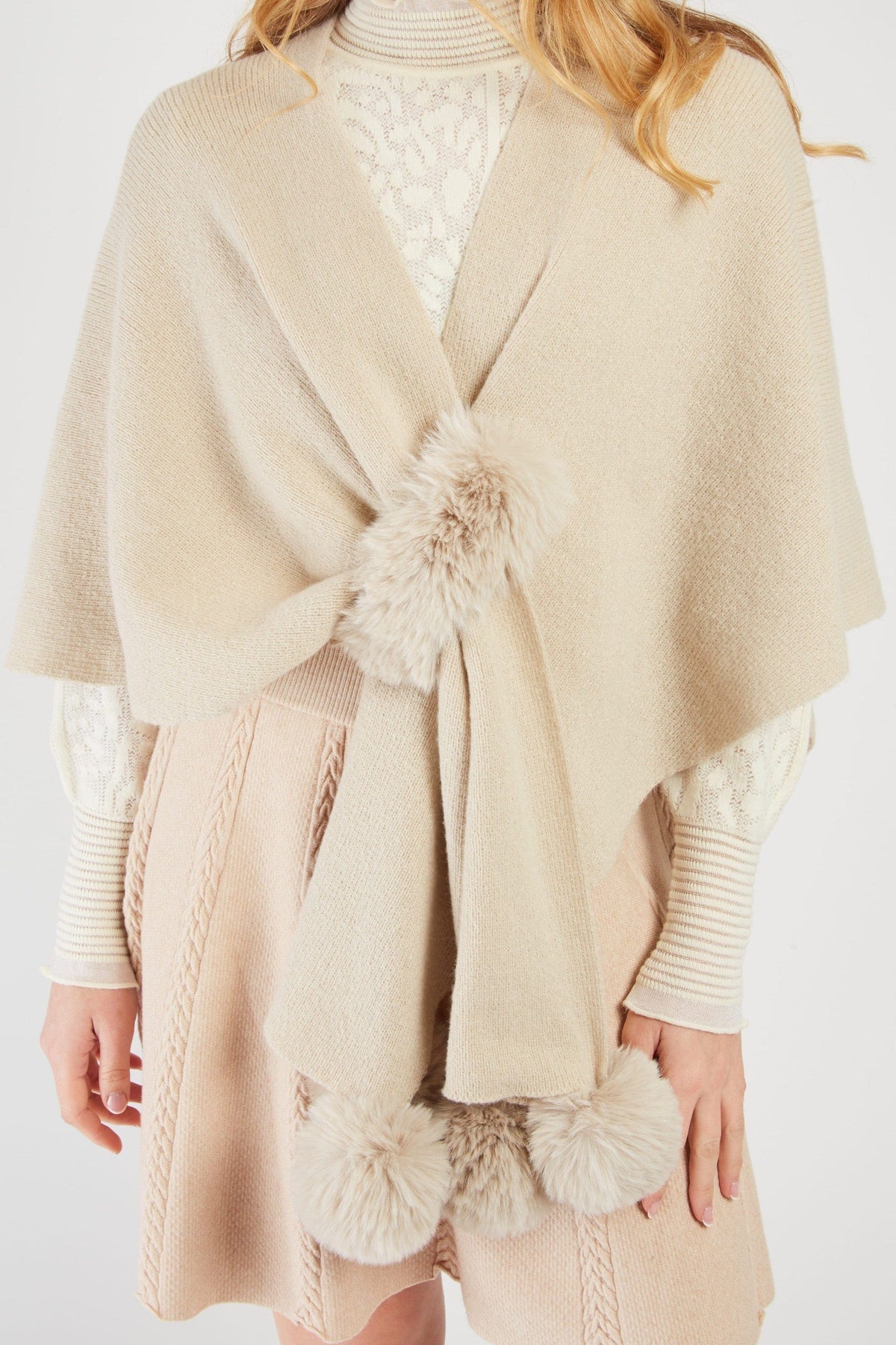 Derhy Feed Through Pom Cape